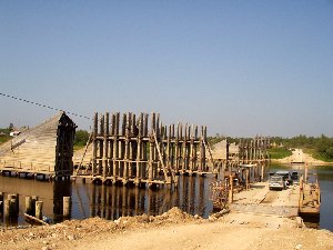 Паром через Онегу и недостроенный мост