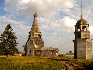 Церковь и колокольня в Пияле